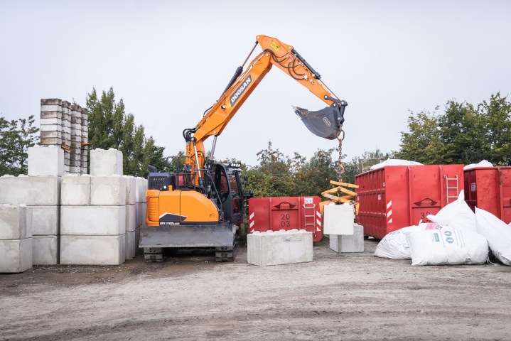 20210823_doosan_dx140lcr_action_25-1656509940
